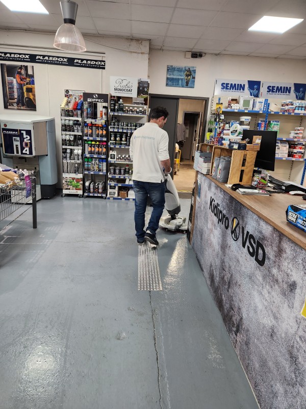 Remise en état des sols après travaux/rénovations à Vaugneray: Décapage mécanisé  des sols béton  avec autolaveuse ultra légère tournant à 360°