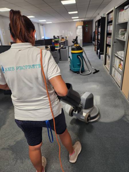 Nettoyage de moquettes de bureaux par AMB PROPRETE à Lyon