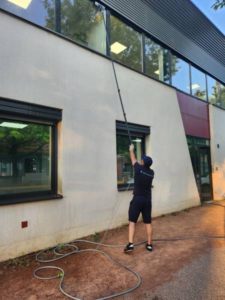 Nettoyage de vitres extérieur dans une entreprise à Lyon dans le Rhône avec machine à eau pure