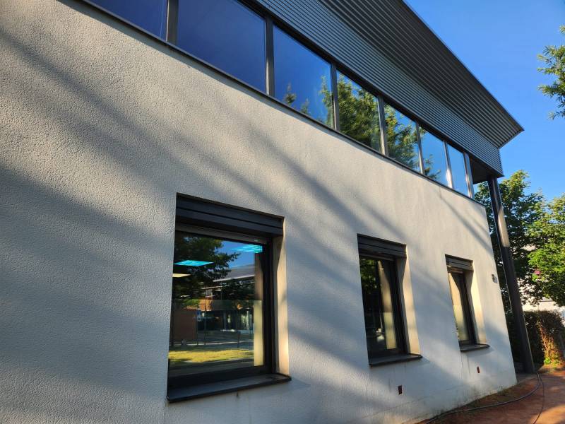 Nettoyage de vitres extérieur dans une entreprise à Lyon dans le Rhône avec machine à eau pure