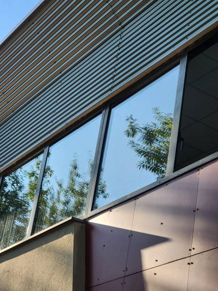 Nettoyage de vitres extérieur dans une entreprise à Lyon dans le Rhône avec machine à eau pure