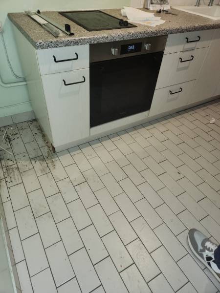 Avant nettoyage sol cuisine