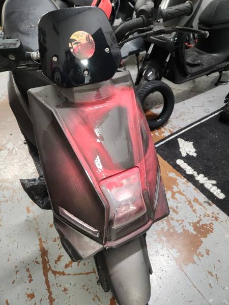 Avant nettoyage de tag sur un scooter à Lyon