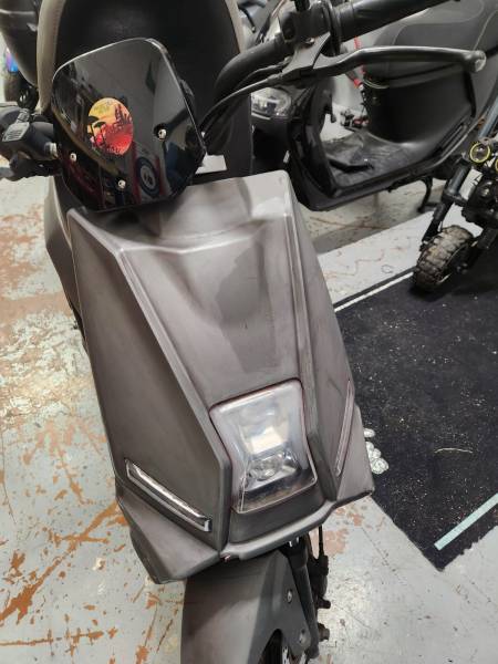 Après nettoyage d'un tag sur un scooter à Lyon