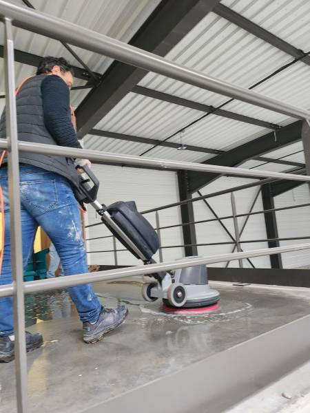 Remise en état d'un dépôt neuf de 2300 m2 avant livraison client à Brindas près de Lyon