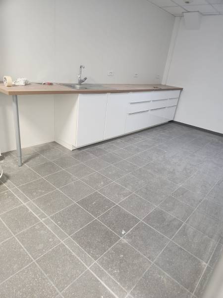 Remise en état après fin de chantier dans des les nouveaux locaux commerciaux de l'entreprise Orona à Oullins proche de Lyon