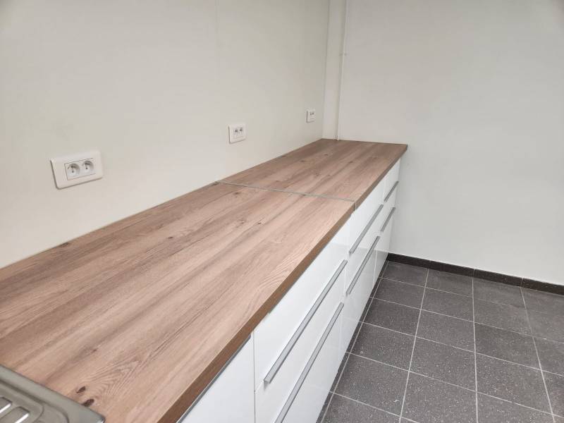 Remise en état après fin de chantier dans des les nouveaux locaux commerciaux de l'entreprise Orona à Oullins proche de Lyon