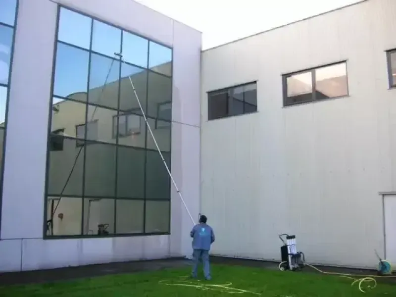 Nettoyage de vitres de bureaux à Lyon et Dardilly