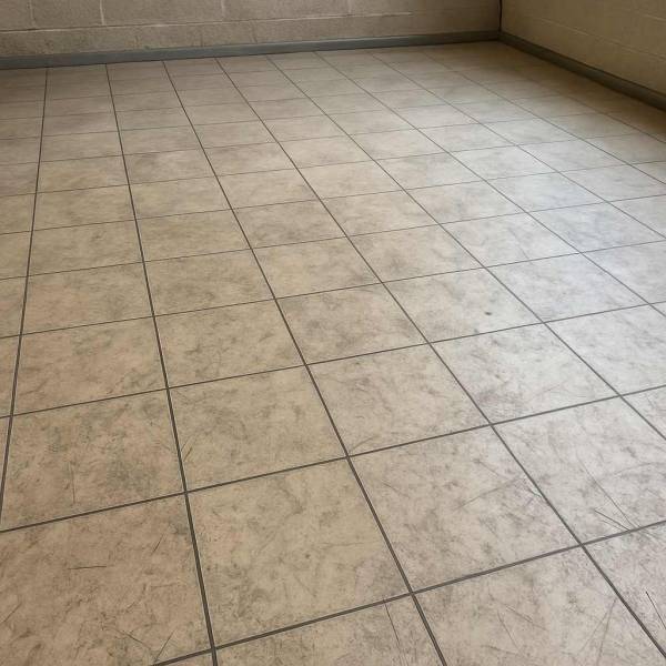 Sol carrelé avant décapage professionnel à Lyon 
