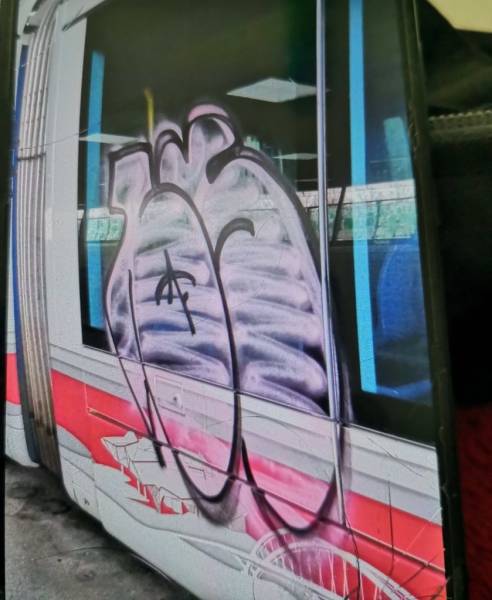 Nettoyage de graffiti sur tramway de Lyon